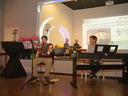 Schüler und Schülerinnen des Städtischen Gymnasium Mittweida musizieren.